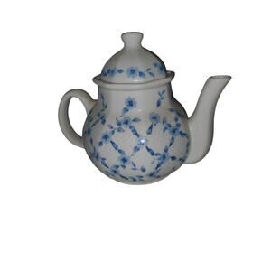The Toscany Collection Vintage Blue and White Porcelain Teapot. FREE SHIPPING